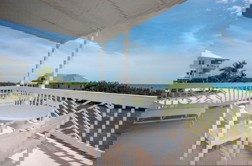 Foto 7 - Oceanfront Bliss: Newly Built Luxury Home With Sunset Views