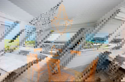 Foto 14 - Oceanfront Bliss: Newly Built Luxury Home With Sunset Views