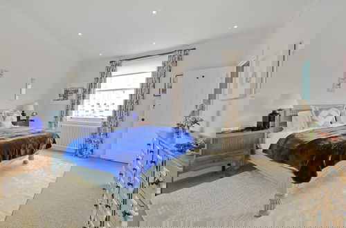 Foto 37 - Gorgeous Stylish Interior Designed 5 Bed Home in Holland Park - Superb Location