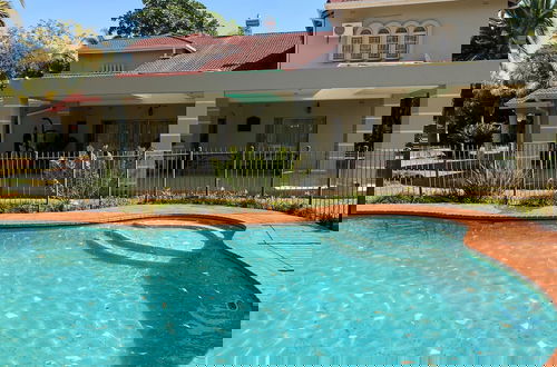 Photo 4 - Luxurious 4 bed With Pool in Helensvale - 2255
