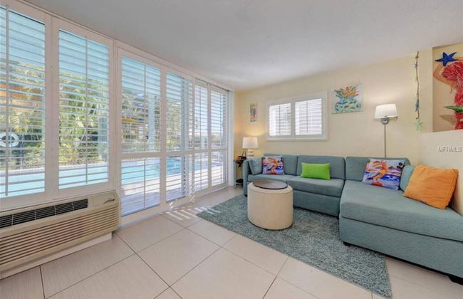 2 Bedroom Waterfront Pool Side! - Foto 1