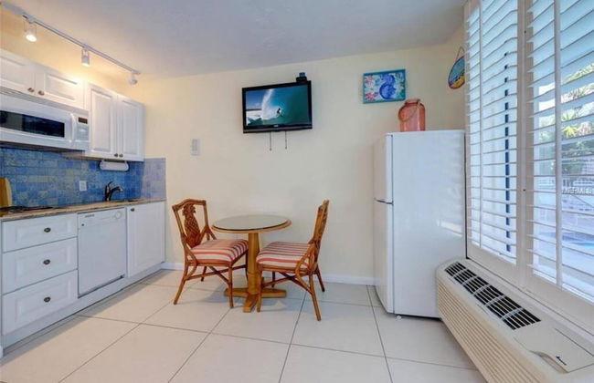 2 Bedroom Waterfront Pool Side! - Foto 4