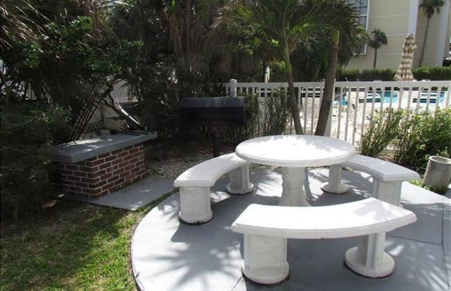 2 Bedroom Waterfront Pool Side! - Foto 28