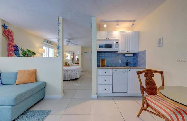 2 Bedroom Waterfront Pool Side! - Foto 2
