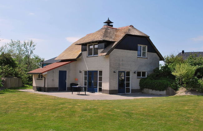 Thatched Villa With Bath in a Holiday Park - Foto 1