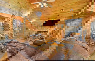 Foto 3 - Stunning Mountain Cabin w Hot tub