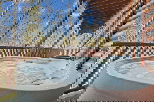 Foto 4 - Stunning Mountain Cabin w Hot tub