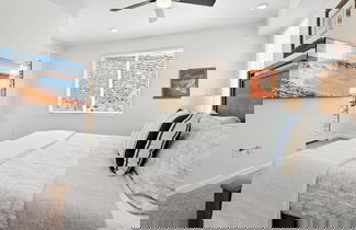 Photo 2 - Touch of Class Stunning 5 Bdr!