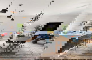 Foto 2 - Playfully Designed Home + Hot Tub, Fire Pit & Game Room Blue Hour by Avantstay