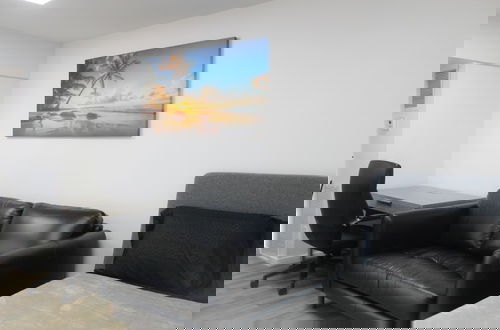 Foto 1 - Renovated Modern & Minimalist Century City Studio Condo by RedAwning