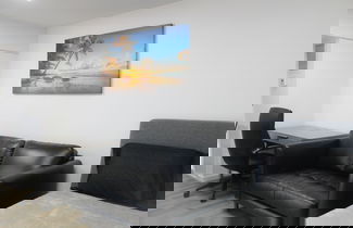 Foto 1 - Renovated Modern & Minimalist Century City Studio Condo by RedAwning