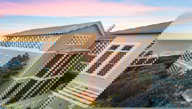 Foto 1 - Beach Front Seaside Home Outside The Box 4br/4.5bth 4 Bedroom Home by RedAwning