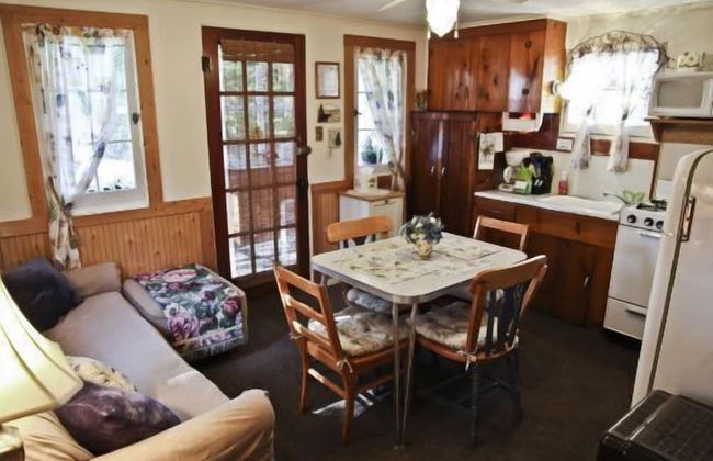 #3 - Chantilly 2 Bedroom Cabin by RedAwning - Photo 4