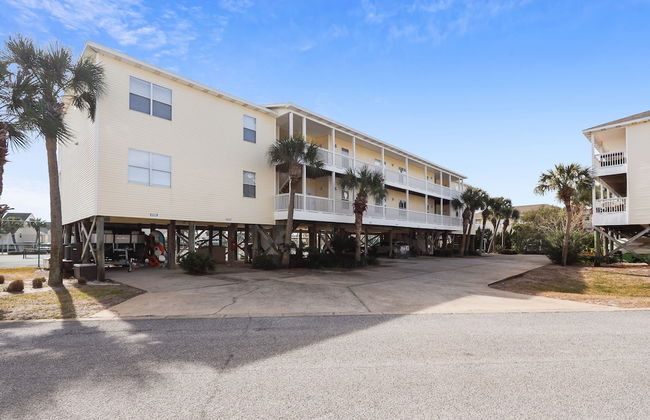SPC 4133 Beautiful Tennis Court 2 bedroom with free beach set up for 2 by RedAwning - Photo 58