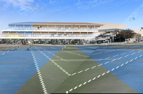 Foto 27 - SPC 4133 Beautiful Tennis Court 2 bedroom with free beach set up for 2 by RedAwning