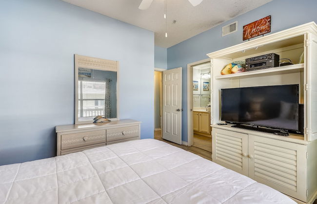 SPC 4133 Beautiful Tennis Court 2 bedroom with free beach set up for 2 by RedAwning - Photo 3