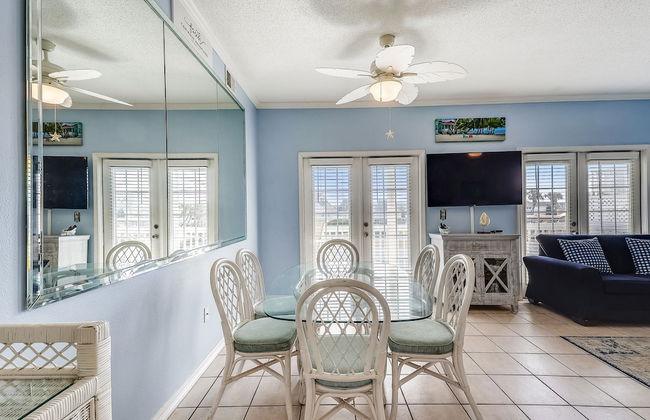 SPC 4133 Beautiful Tennis Court 2 bedroom with free beach set up for 2 by RedAwning - Photo 37