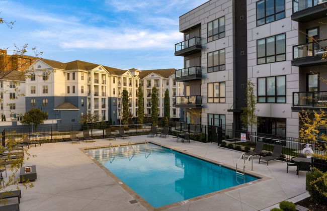 Prime Walkable Midtown Location Pool Gym Outlaw s Den by Avantstay - Photo 28