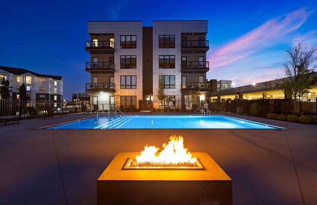 Prime Walkable Midtown Location Pool Gym Outlaw s Den by Avantstay - Photo 30