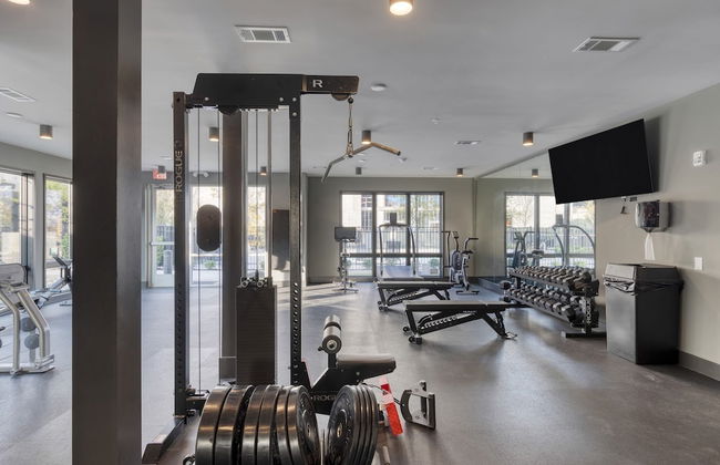 Honkey-tonk by Avantstay New Modern 2bdr in Walkable Midtown w Gym Pool - Photo 27