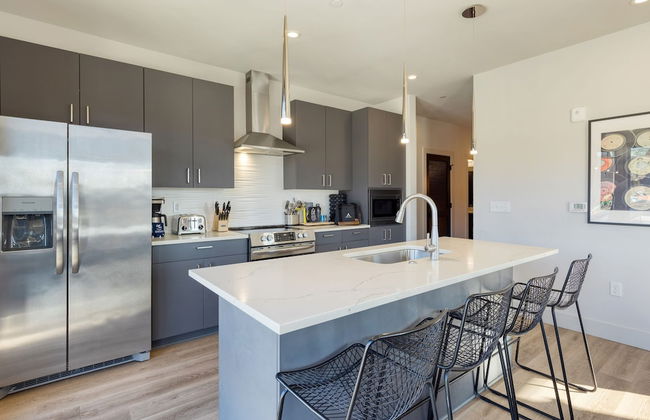 Honkey-tonk by Avantstay New Modern 2bdr in Walkable Midtown w Gym Pool - Photo 11
