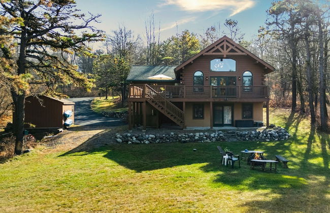 Deer Haven Cabin by Avantstay Waterfront Dock Firepit - Photo 2