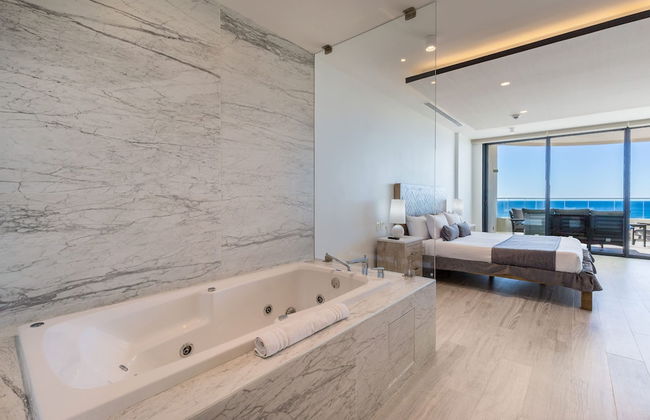 Oceanfront Vibes Iconic Beachside Getaway - Photo 18