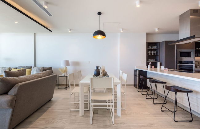Oceanfront Vibes Iconic Beachside Getaway - Photo 12