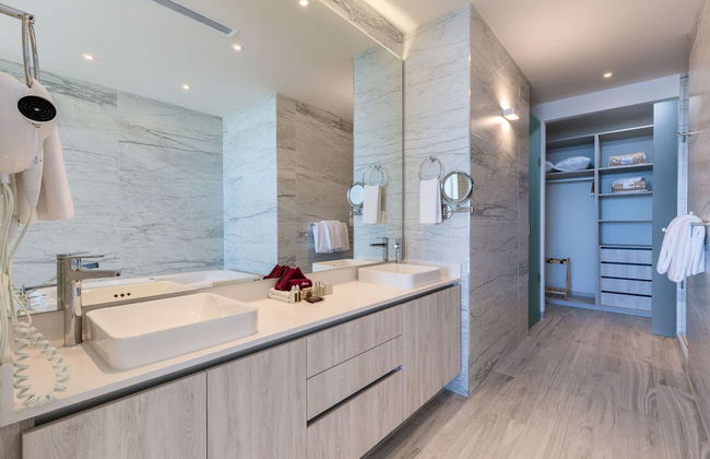 Oceanfront Vibes Iconic Beachside Getaway - Photo 17