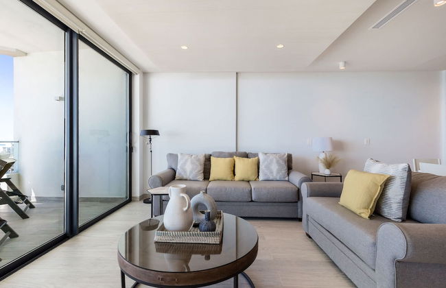 Oceanfront Vibes Iconic Beachside Getaway - Photo 8