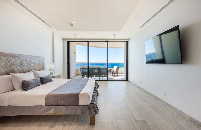 Oceanfront Vibes Iconic Beachside Getaway - Photo 14