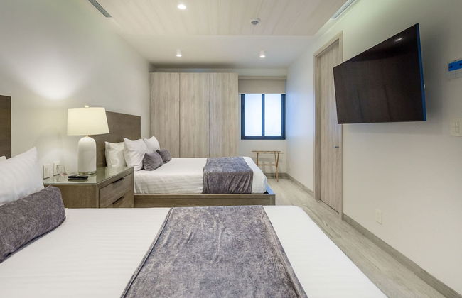 Oceanfront Vibes Iconic Beachside Getaway - Photo 22