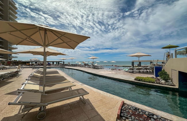 Oceanfront Vibes Iconic Beachside Getaway - Photo 55