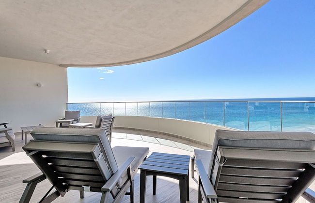 Oceanfront Vibes Iconic Beachside Getaway - Photo 29