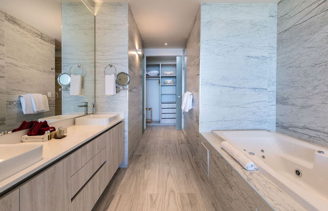 Oceanfront Vibes Iconic Beachside Getaway - Photo 16