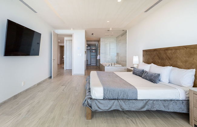 Oceanfront Vibes Iconic Beachside Getaway - Photo 15
