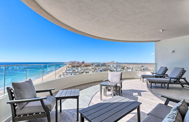 Oceanfront Vibes Iconic Beachside Getaway - Photo 1