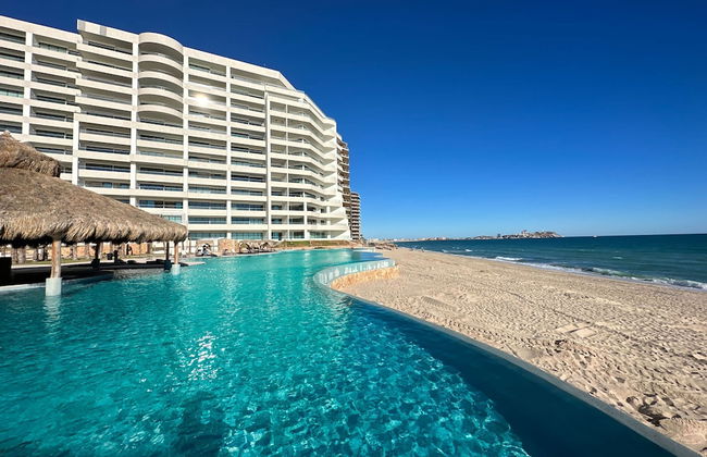 Oceanfront Vibes Iconic Beachside Getaway - Photo 36