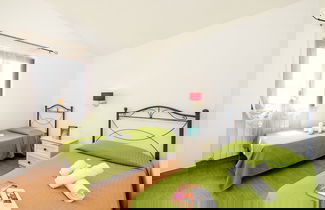 Foto 2 - Apartment With Communal Pool