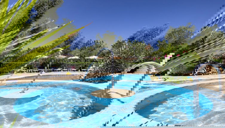 Foto 1 - Apartment With Communal Pool