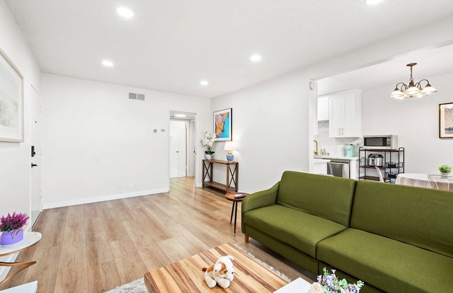 Modern Cozy Retreat Stylish Stay With Patio Parking - Foto 15