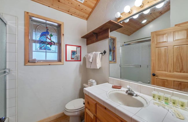 Wolf s Lair by Avantstay Swiss Chalet w Private Hot Tub Access to Northstar Resort Community - Foto 12