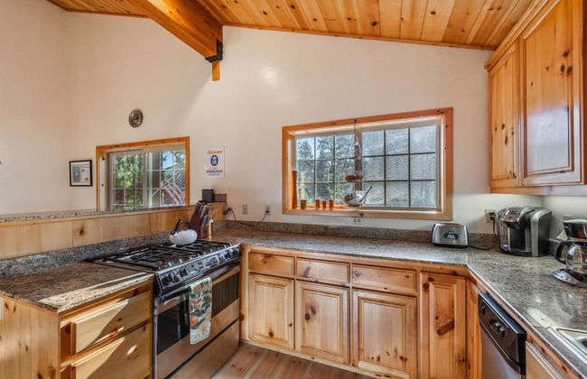 Wolf s Lair by Avantstay Swiss Chalet w Private Hot Tub Access to Northstar Resort Community - Foto 8
