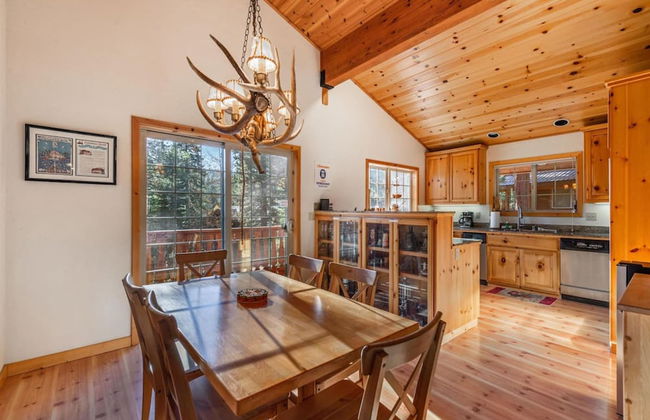 Wolf s Lair by Avantstay Swiss Chalet w Private Hot Tub Access to Northstar Resort Community - Foto 5