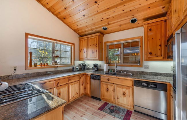 Wolf s Lair by Avantstay Swiss Chalet w Private Hot Tub Access to Northstar Resort Community - Foto 7