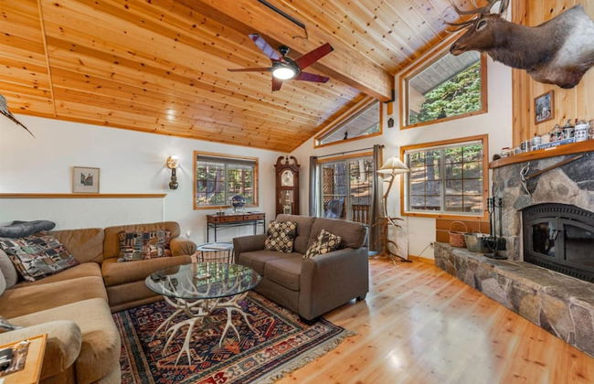 Wolf s Lair by Avantstay Swiss Chalet w Private Hot Tub Access to Northstar Resort Community - Foto 3