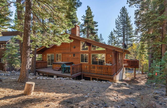 Wolf s Lair by Avantstay Swiss Chalet w Private Hot Tub Access to Northstar Resort Community - Foto 16