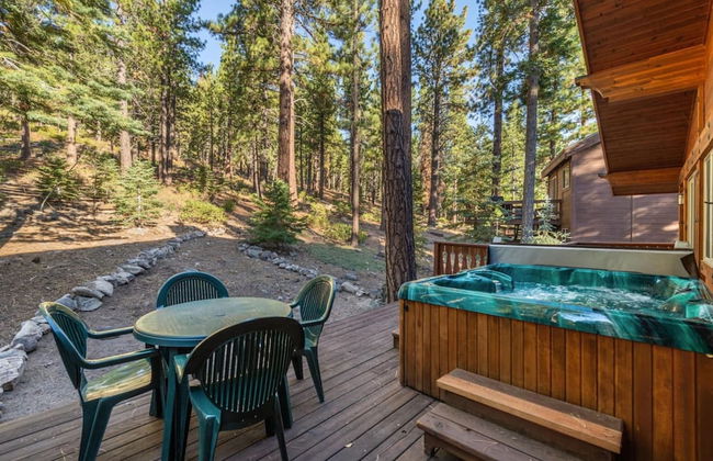 Wolf s Lair by Avantstay Swiss Chalet w Private Hot Tub Access to Northstar Resort Community - Foto 17