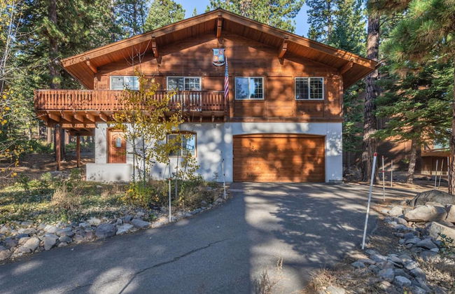 Wolf s Lair by Avantstay Swiss Chalet w Private Hot Tub Access to Northstar Resort Community - Foto 1