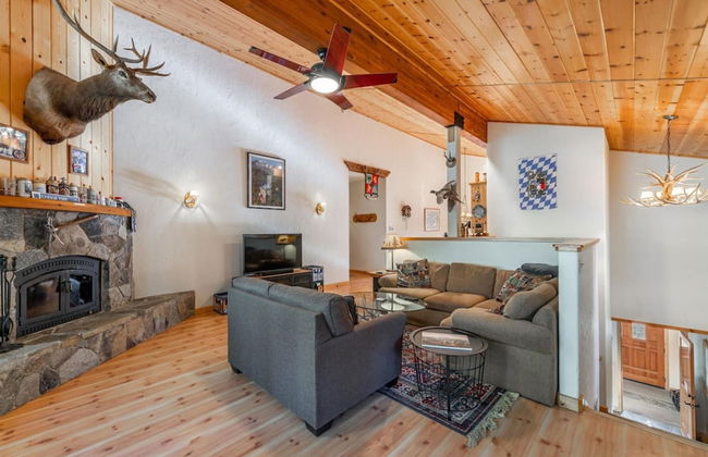 Wolf s Lair by Avantstay Swiss Chalet w Private Hot Tub Access to Northstar Resort Community - Foto 9